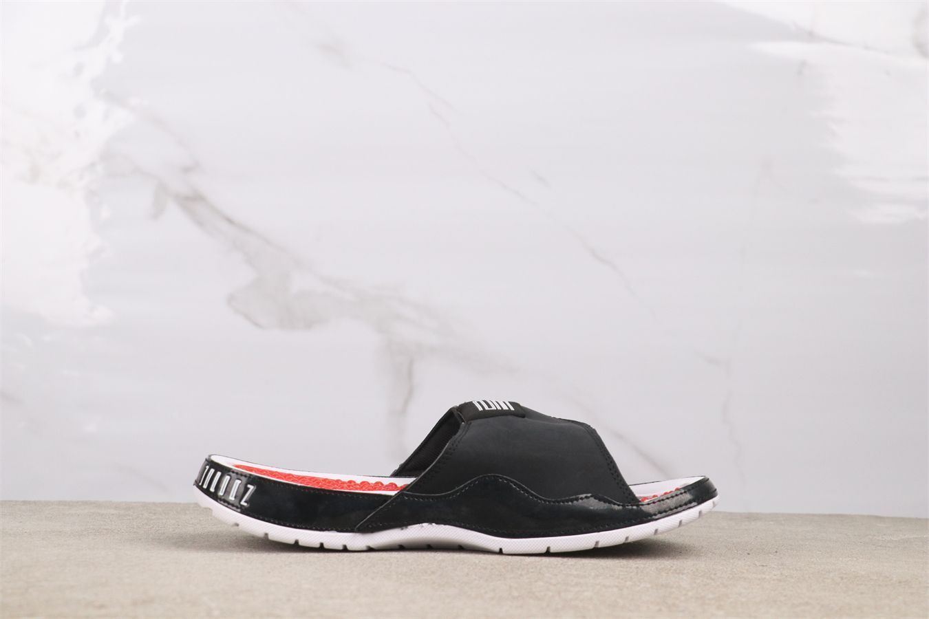 今日 Air Jordan AA1336-006 ブラックレッド スリッパ