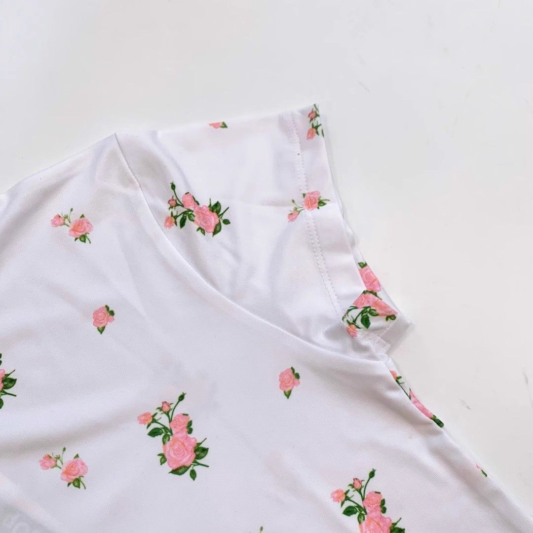 花柄タイトTシャツ