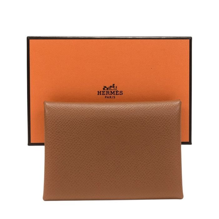 エルメス HERMES カルヴィ デュオ エプソン レザー W刻印 2025年 カードケース コインケース コンパクトウォレット 二つ折り財布 ミニ財布 マルチケース ゴールド ブラウン mbm15003
