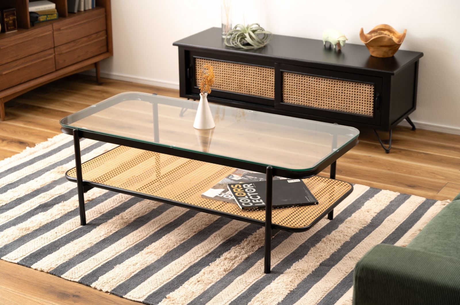 メルカリ最安値☆ ガラステーブル リビングテーブル 強化ガラス天板 ラタン編み風棚付 スチールフレーム