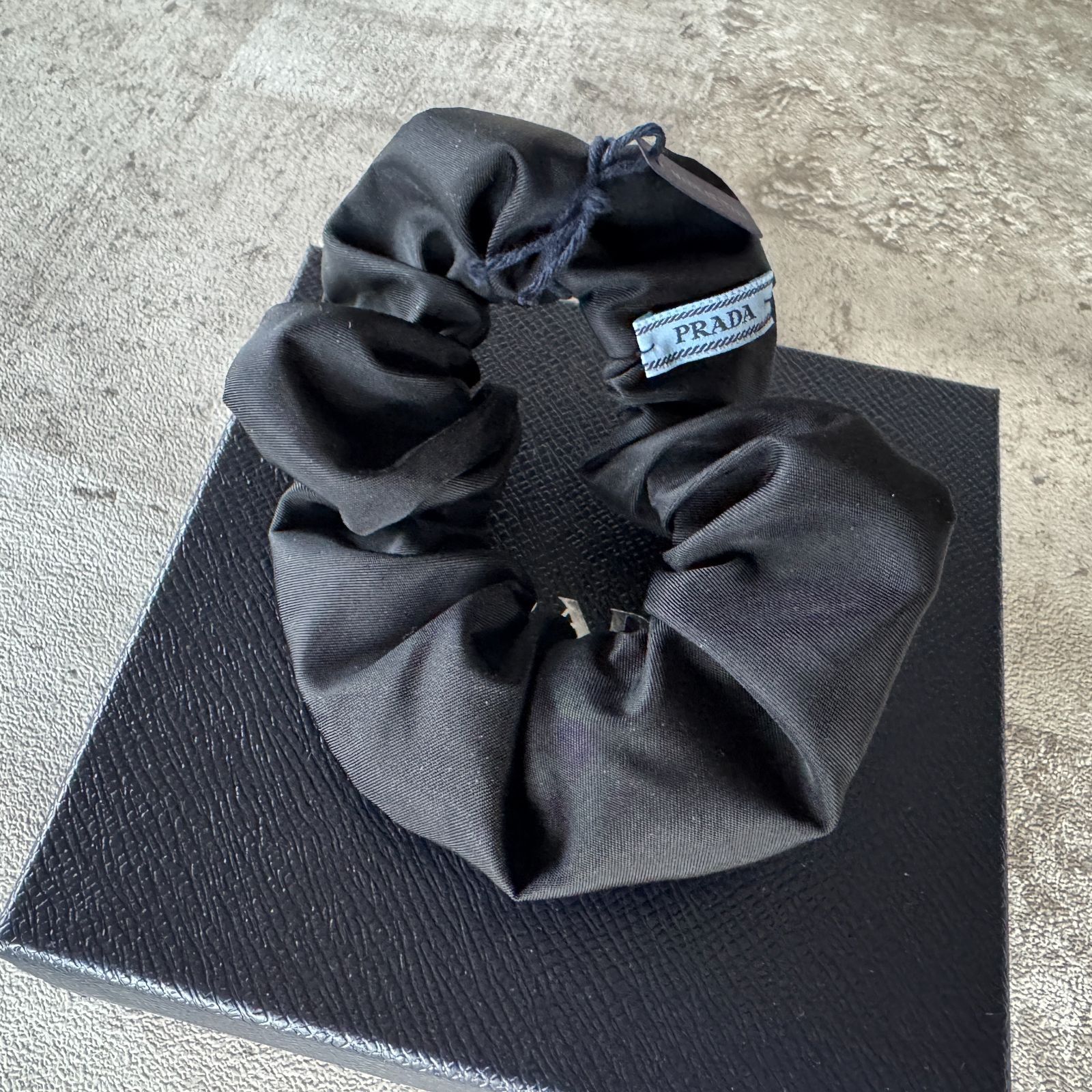 プラダ RE-NYLON シュシュ ブラックゴールド　未使用 24%OFF】PRADA プラダ Re-Nylon ナイロン シュシュ ブラック