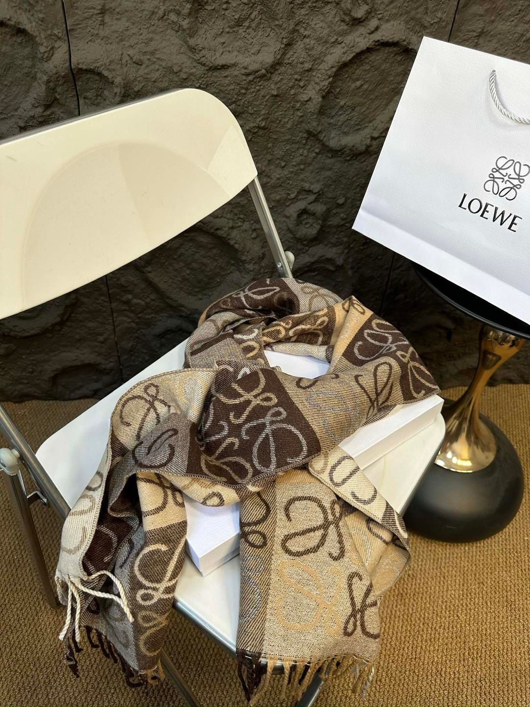 Loeweロエベの秋冬シンプルなグレーのスカーフ｜