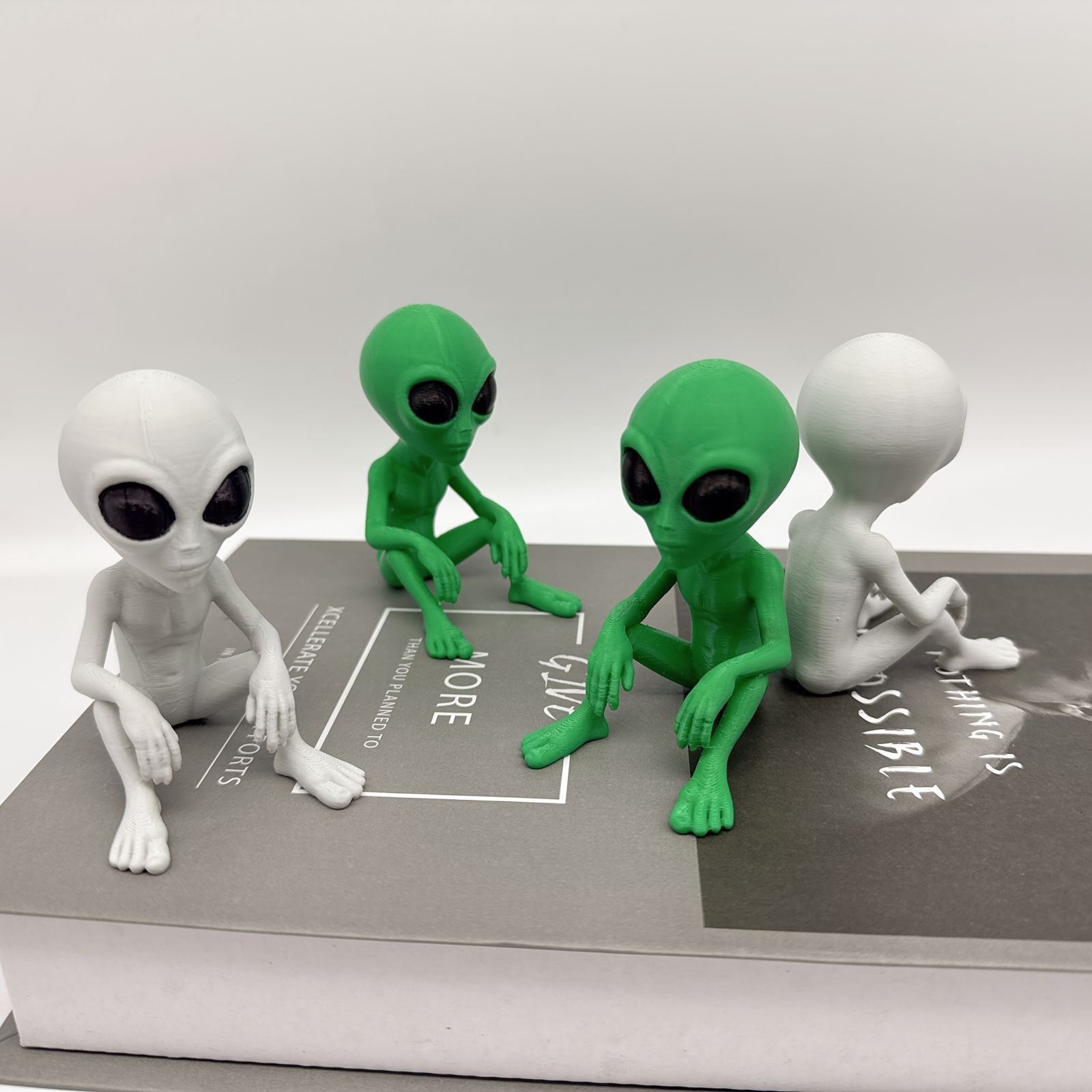 フィギュア 座っている宇宙人 グリーン 緑 リアル 置物 8cm かわいい