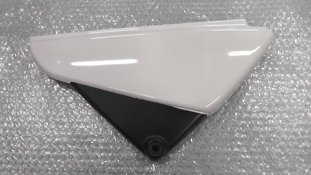 FTR223 MC34 の サイドカバー 左 1746760307