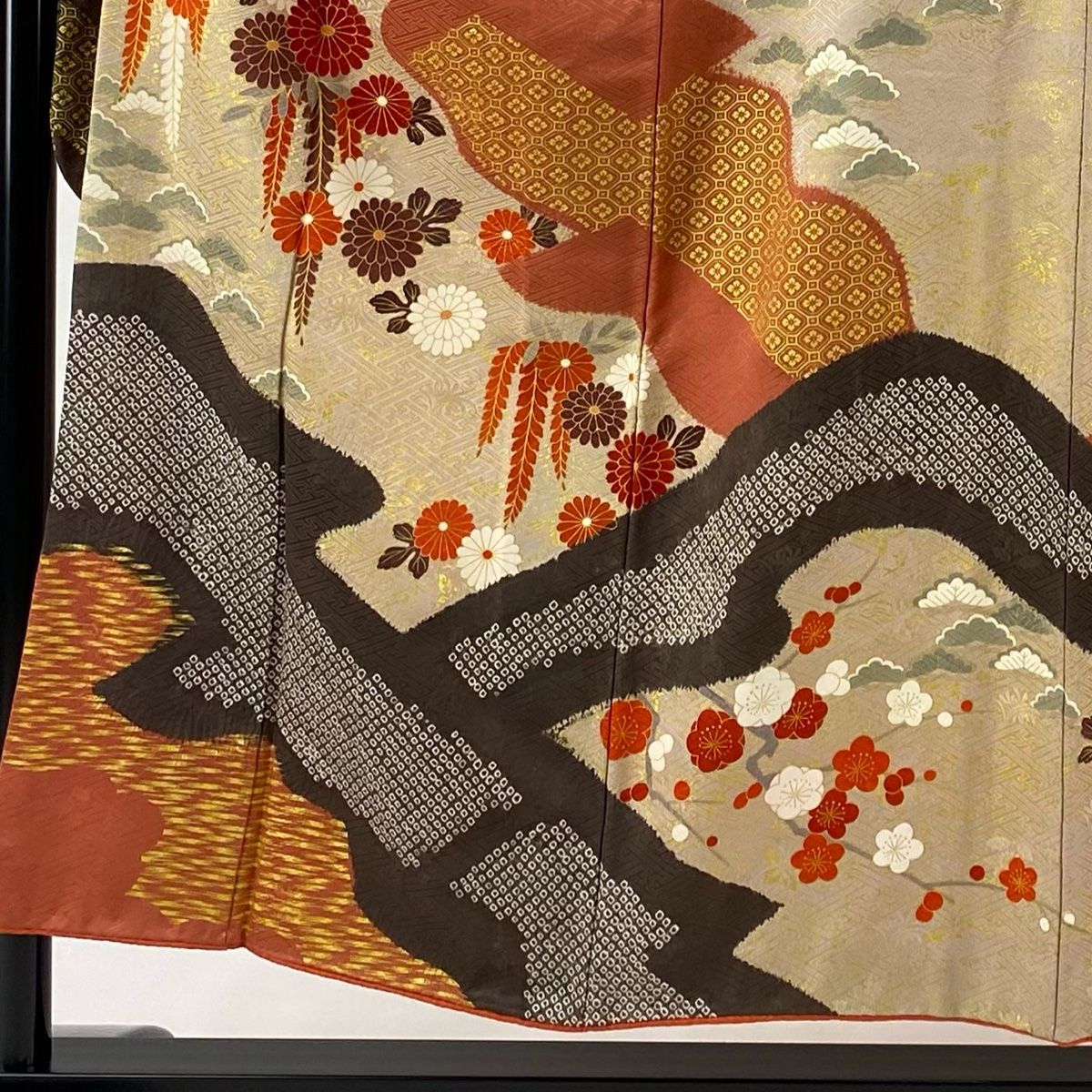 振袖 身丈153cm 裄丈65cm M 袷 菊 霞 絞り 金彩 茜色 正絹 名品 【中古  