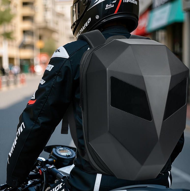 アイアンマンのバックパックかっこいいバイクのライディングバックパック光るLEDバイクのヘルメットハードケース防水スポーツバックパック
