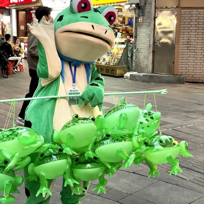 カエルの着ぐるみ TikTok 敬礼 コスプレ 中国 新年会 仮装 ハロウィン-