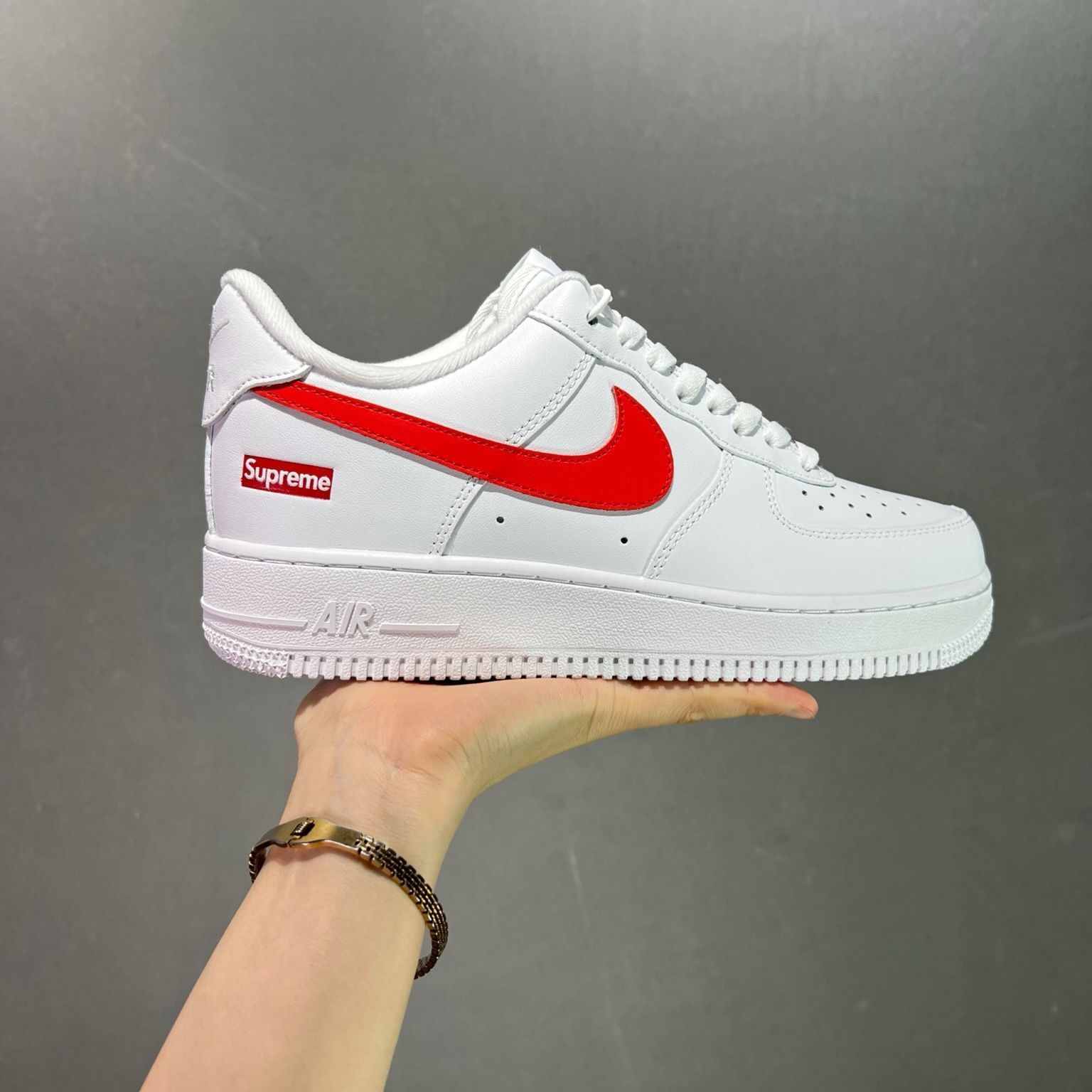 限定Supreme x Nike Air Force 1ワイルドカジュアルスリッパーロー板靴ホワイトレッド  男女兼用  箱付