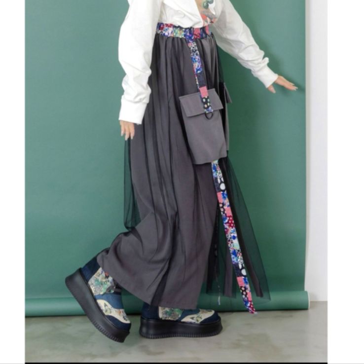 チュールとラインテープのカーゴパンツ