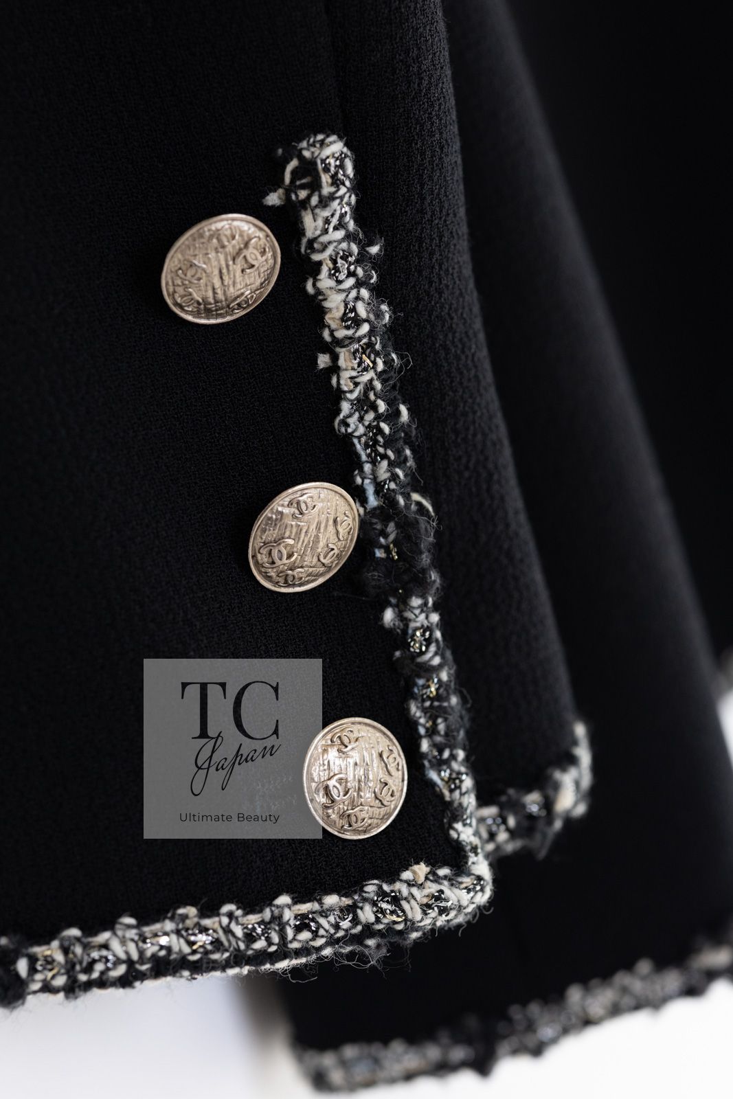 CHANEL エンブレムジャケット　ブラック　シルバー　COCOロゴ シャネル ジャケット CHANEL ブラック CC ロゴ エンブレム 幻の