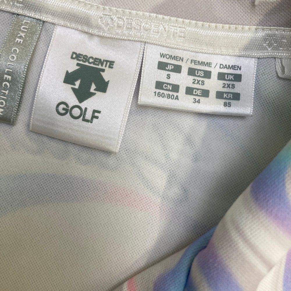 サイズ：S DESCENTE GOLF デサントゴルフ  襟付 ノースリーブワンピース 総柄 グレー系 [240101473845] ゴルフウェア レディース ストスト サイズ：S DESCENTE GOLF デサントゴルフ 襟付 ノースリーブ