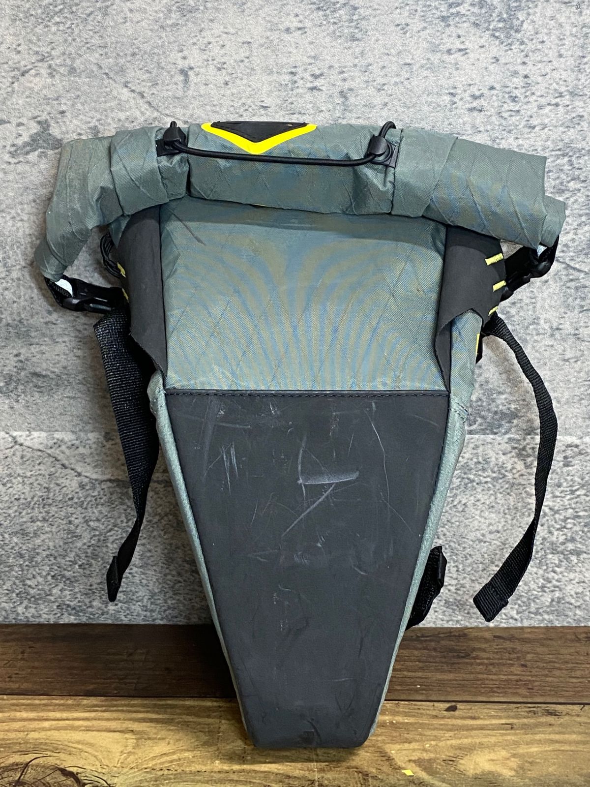 IS467 アピデュラ APIDURA サドルバッグ グレー 黒