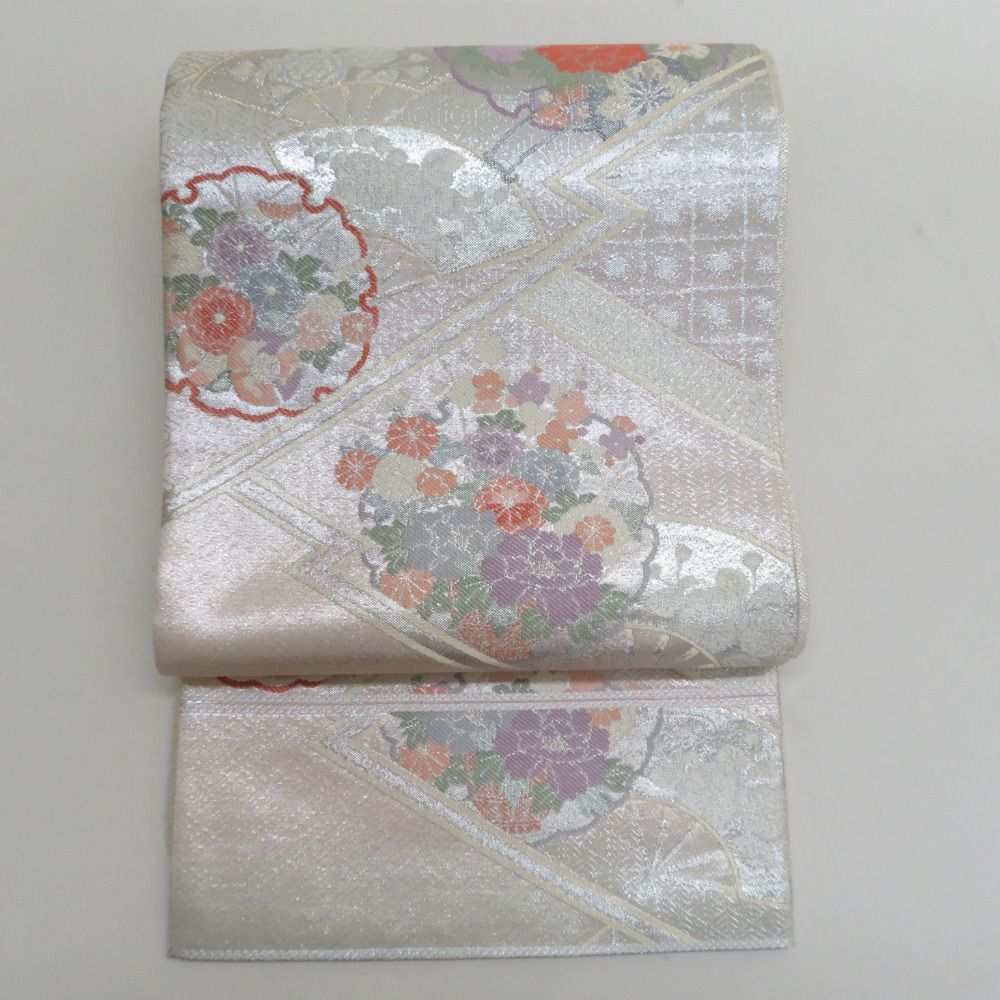 袋帯 九百佐賀錦 花ごよみ都乃宴 銀糸 雪輪に花々など シルバー系  銀色ｘ薄インク色ｘ多色  正絹 仕立て上がり 長さ448cm 【キモノオフ野々市若松店】 袋帯 九百佐賀錦 花ごよみ都乃宴 銀糸 雪輪に花々など シルバー系 銀色