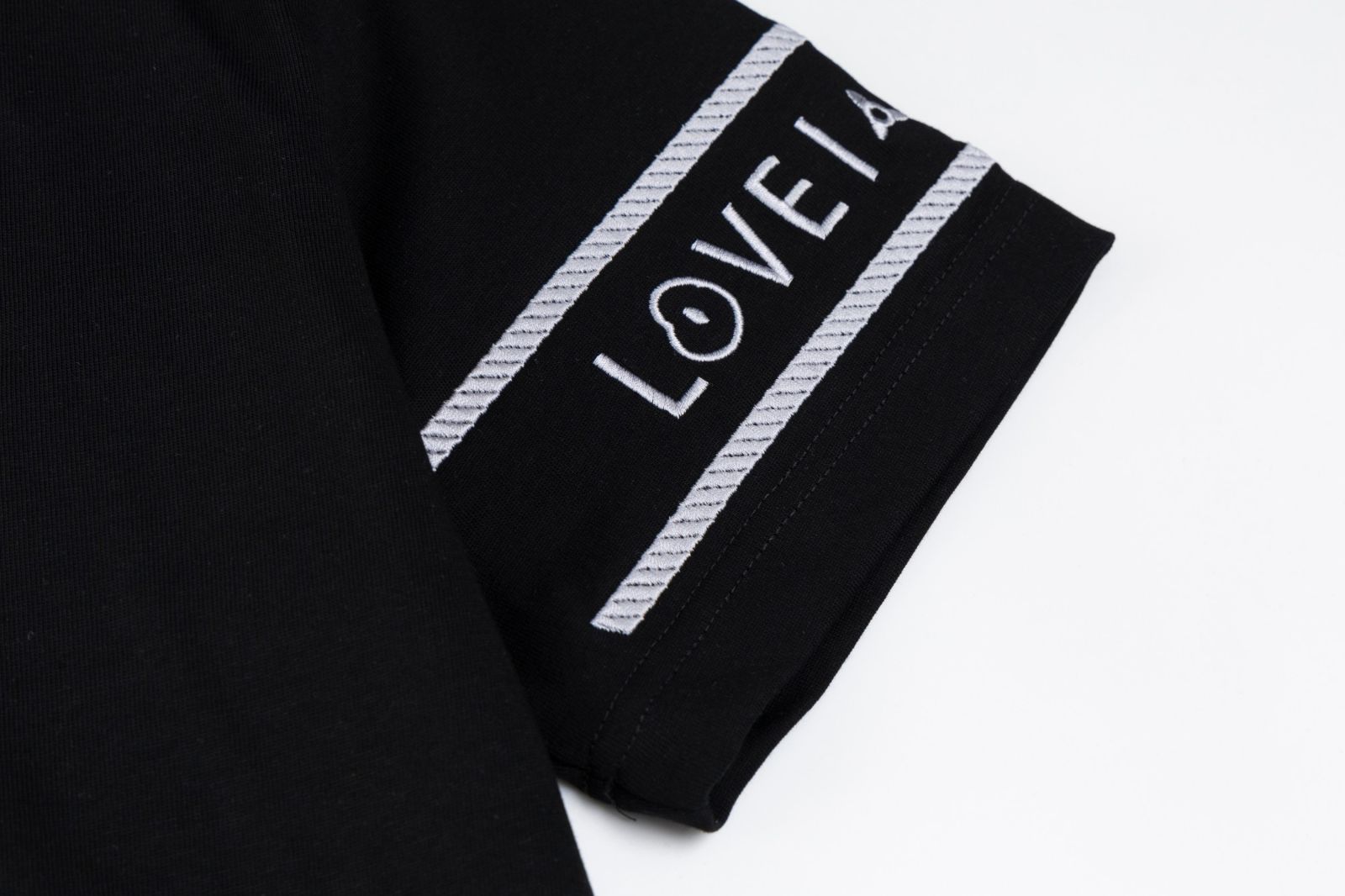 ✜LOUIS VUITTON✜ 2004年特集号　開封済ですが付録付きです！ 今日特価】Louis Vuitton/LV ルイヴィトン 25SS 刺繍ロゴ T