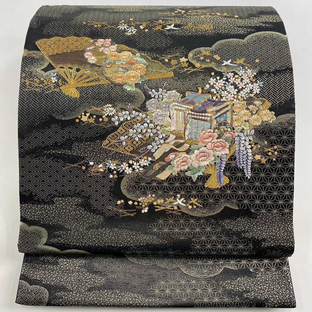 美品】 袋帯 秀品 やまと 御所車 草花 刺繍 金銀糸 黒 お太鼓柄 正絹