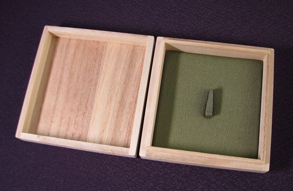 鉄製肥後大鍔 時雨傘の図