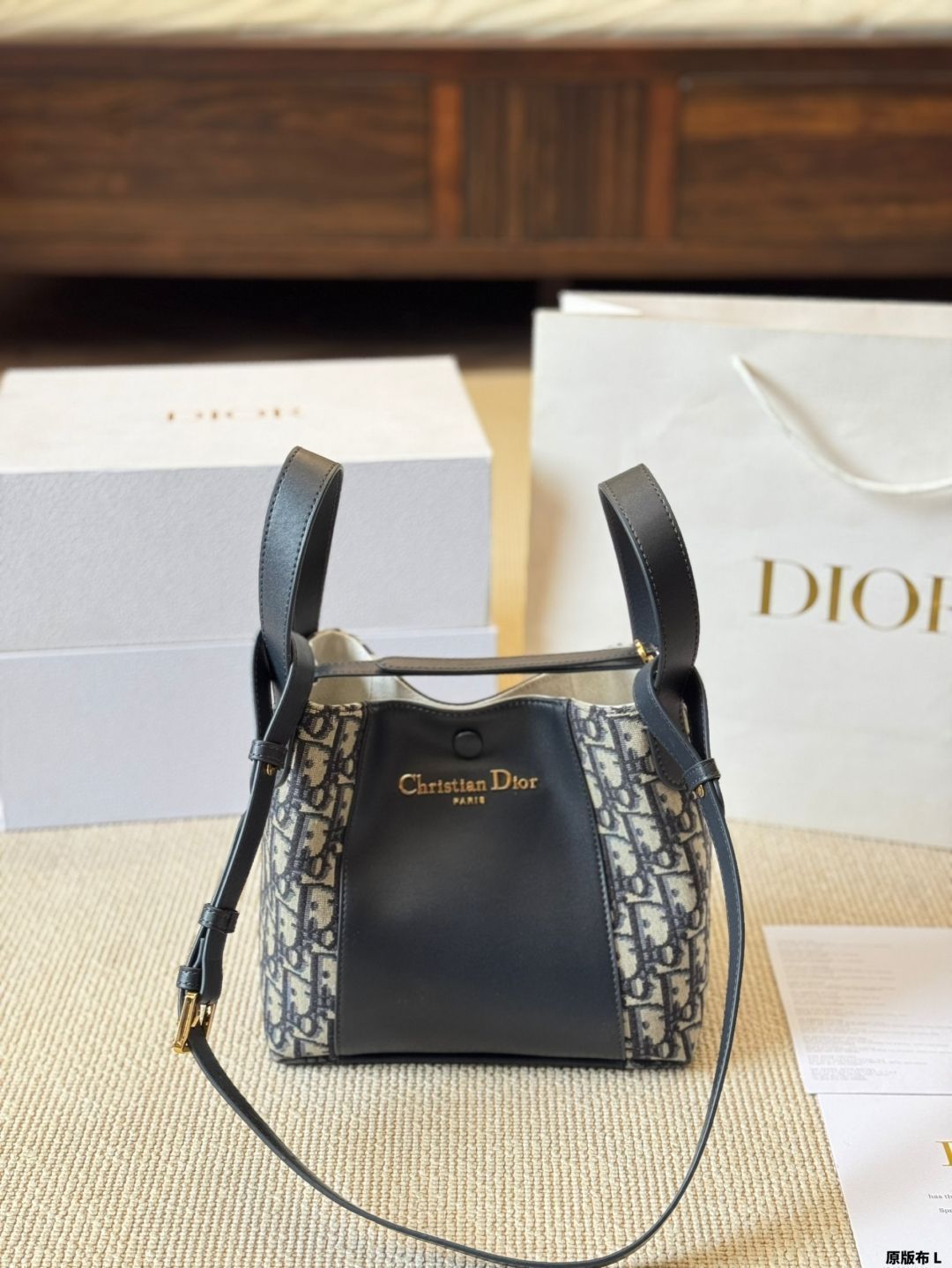 【Dior】Dior Signature バケット バッグ スモール DIOR | Signature バケットバッグ スモール グレインドカーフスキン