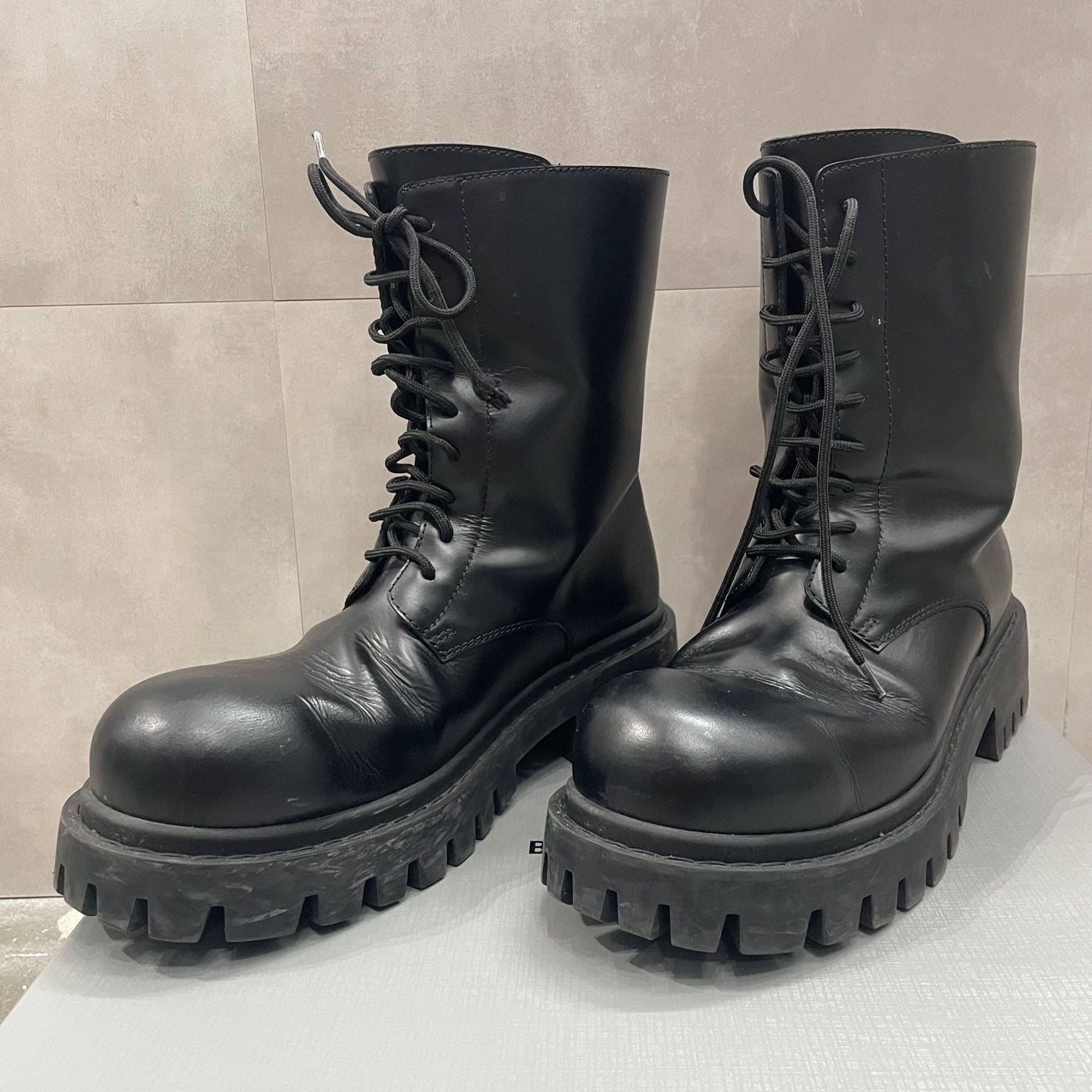 BALENCIAGA 9ホール レースアップ レザー ブーツ 701394