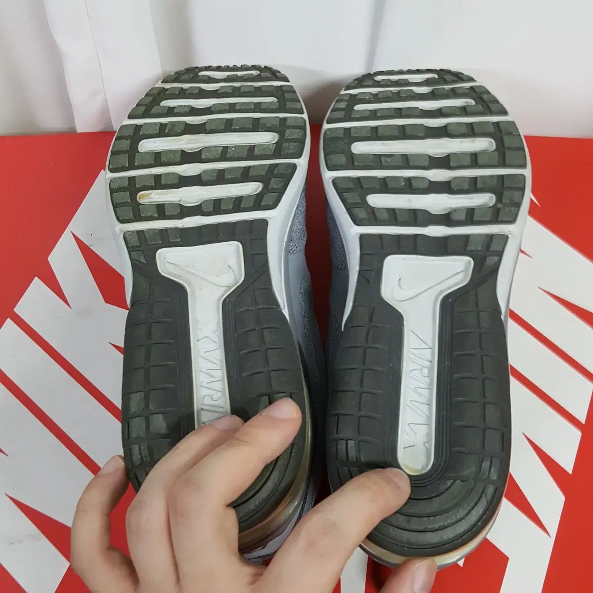 NIKE
