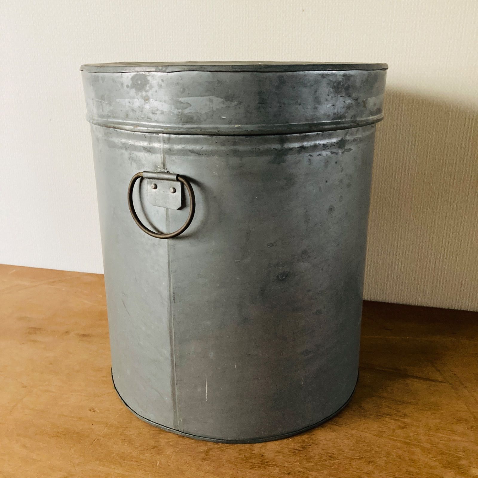 昭和レトロ ブリキの蓋つきの丸缶 - メルカリ