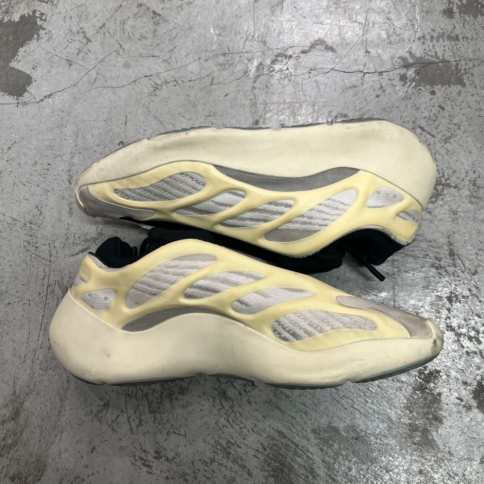 adidas YEEZY 700V3 
