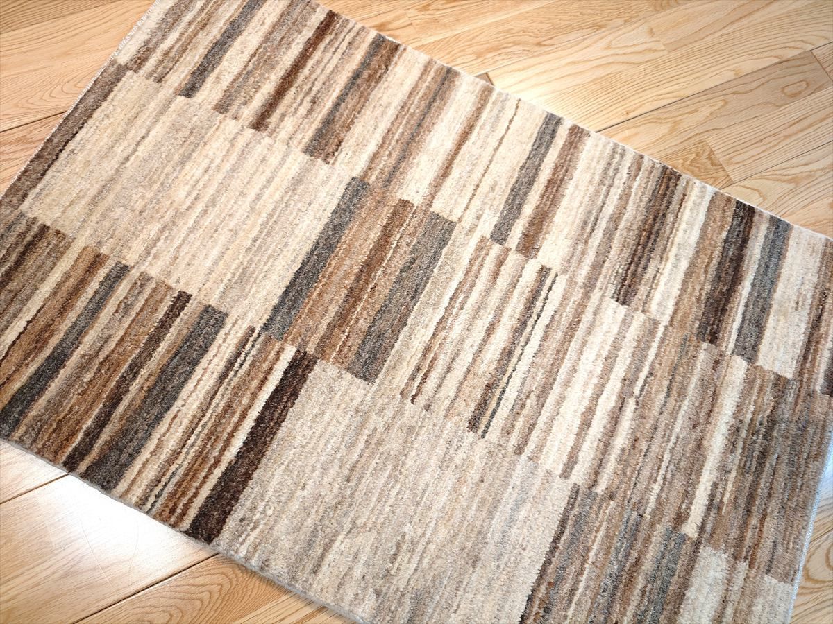 夏は涼しく冬は暖かい天然無染めラグ