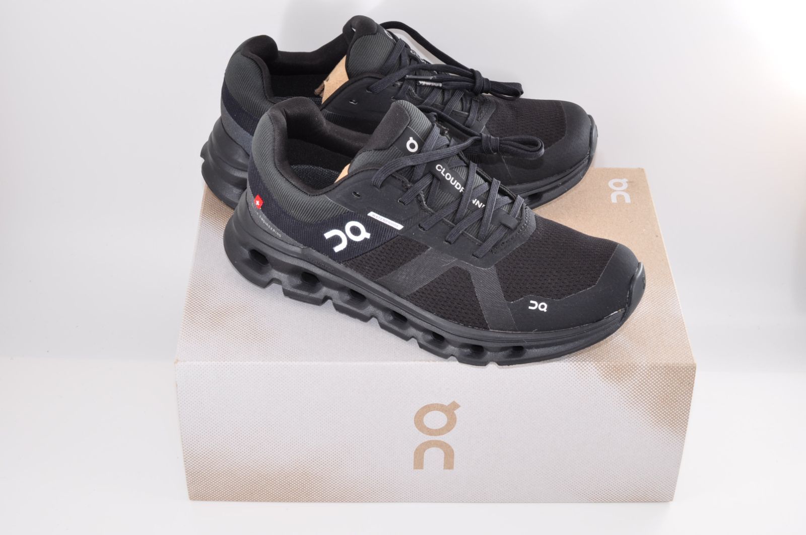 On オン レディースシューズ スニーカー ランニングシューズ Cloudrunner 防水 23.0cm ブラック ♥ 52.98637