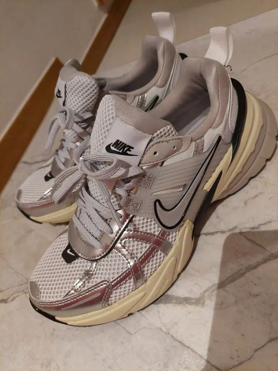 【雷市場（ポンジャン）商品韓国直送】 NIKE(ナイキ) V2K ラン スニーカー 235