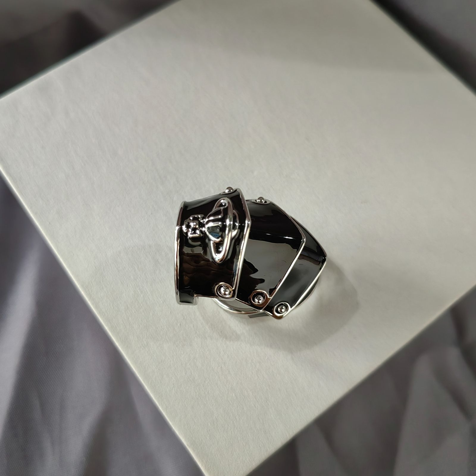 ヴィヴィアン ペアリング アーマーリング ブラック 指輪 ウエストウッド Vivienne Westwood ARMOUR レディース 女性 ビビアン  13号 中指 ブランド 個性的 ごつい ガンメタ 男性 VVRG vvacc 新生活 プレゼント ギフト 旅行 遠足 入学 卒業 | 