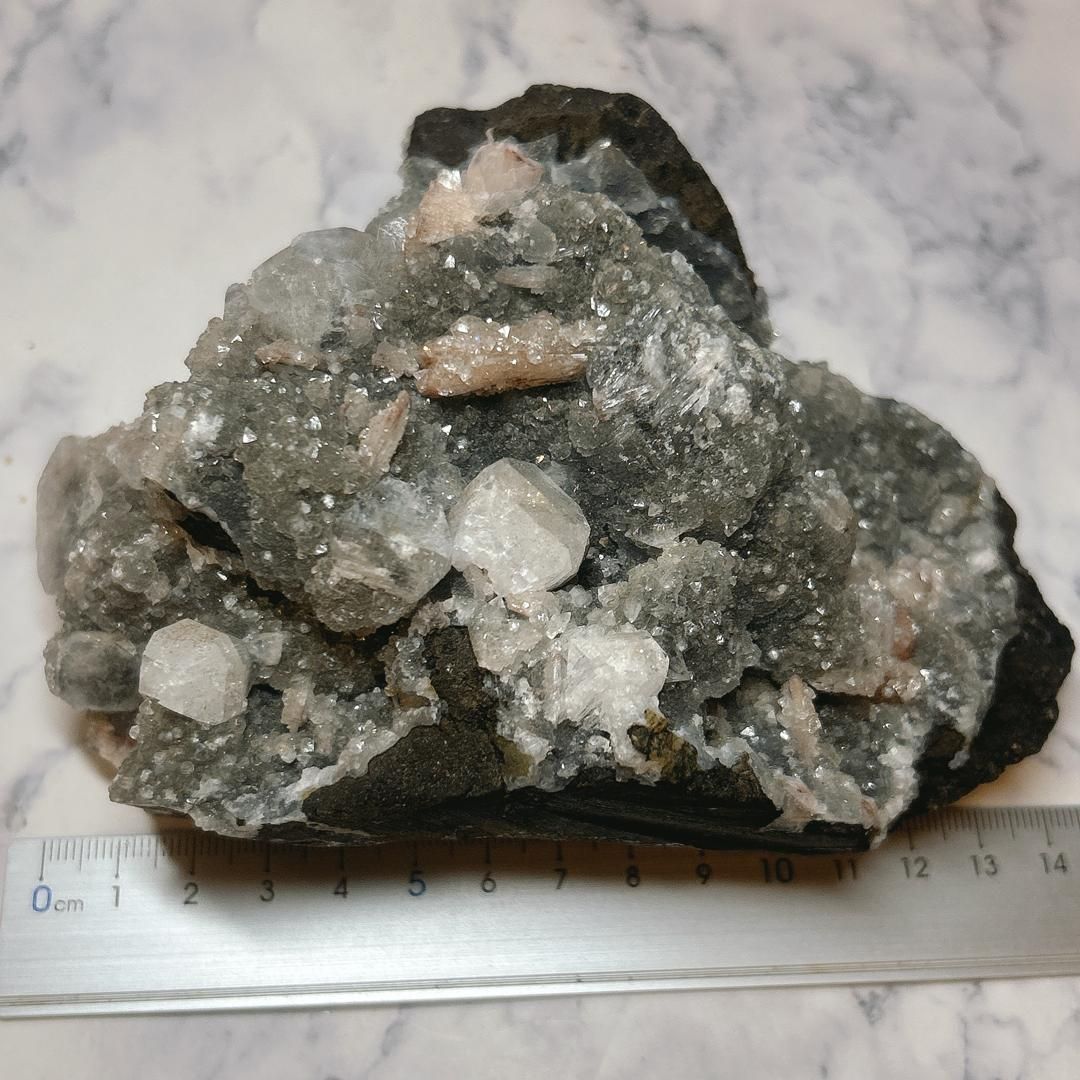 E16318 スティルバイト 玄武岩上のカルセドニー 魚眼石 インド アポフィライト Apophyllite Stibnite