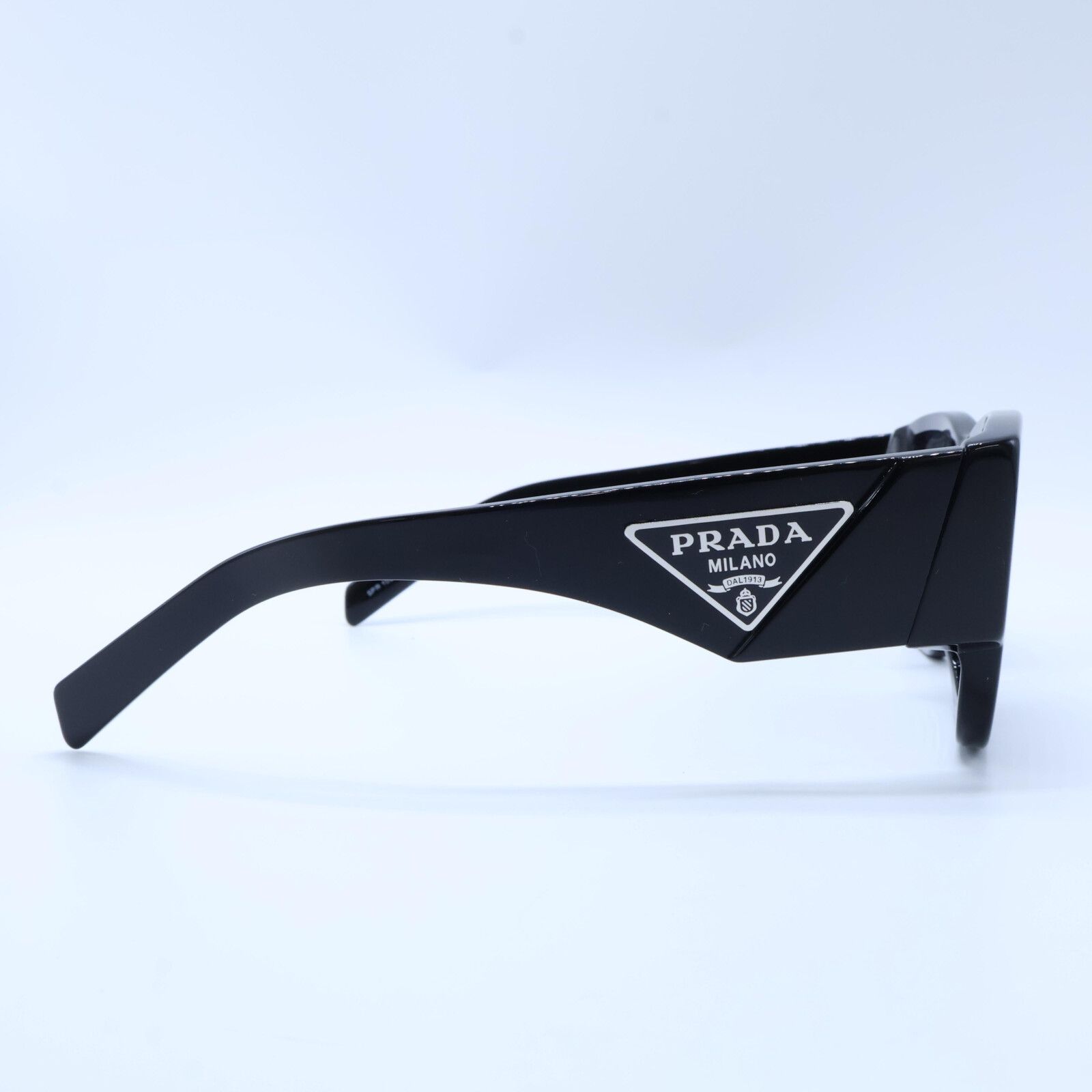 PRADA プラダ SPR10Z-F サングラス ブラック. 極美品 PRADA(プラダ) / 三角ロゴプレート/テンプル/サングラス