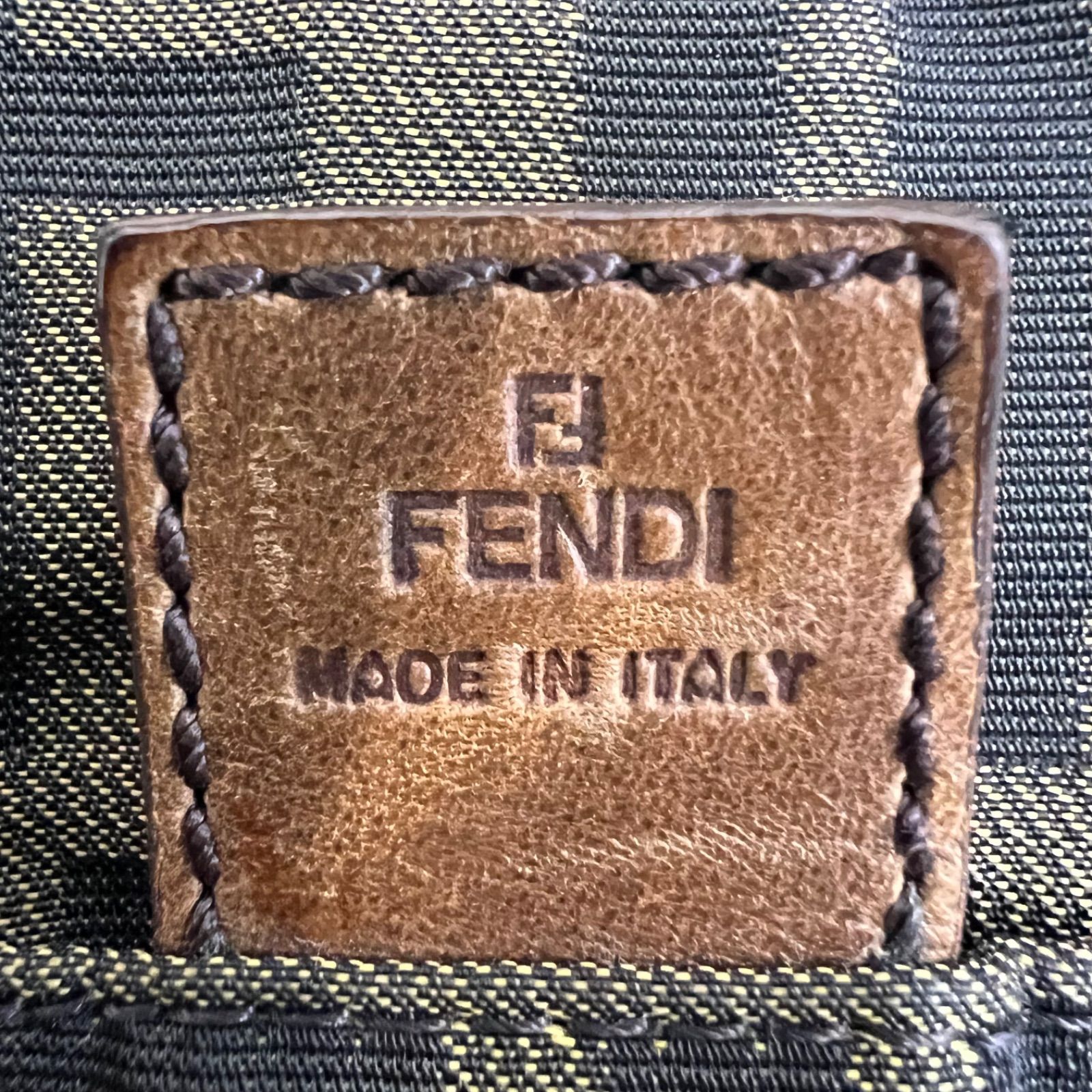 美品】FENDI フェンディ ズッカ柄 ショルダーバッグ サコッシュ 美品】FENDI フェンディ ズッカ柄 ショルダーバッグ サコッシュ