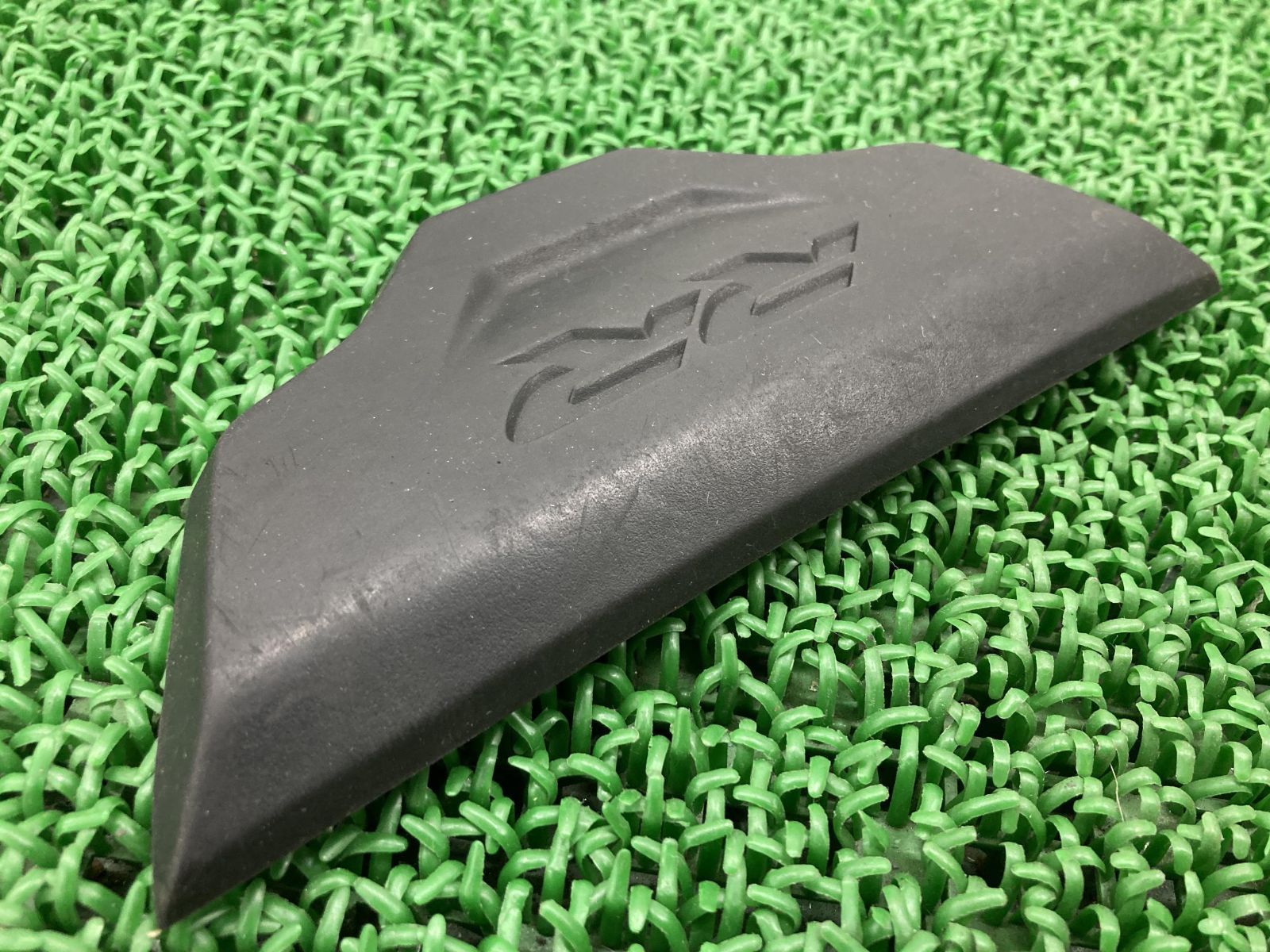 S1000RR シートパッド 5253 8551866  純正 バイク 部品 52538551866 17-20年 コンディション良好 割れ欠け無し 【中古】 72 S1000RR シートパッド 5253 8551866 BMW 純正 中古 バイク 部品