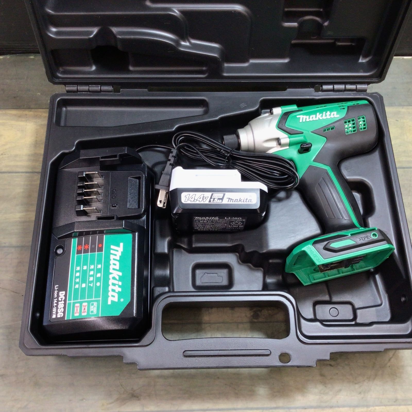 makita マキタ M695D インパクトドライバ 中古品 14.4V バッテリー×3