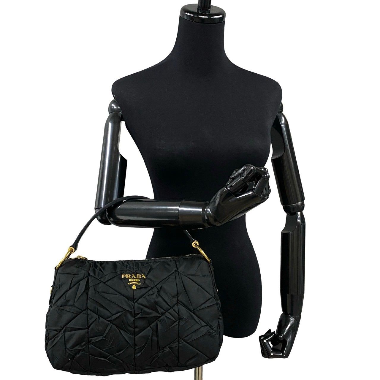 本日限定値下げ　美品　PRADA プラダ　フレーム　ロゴ　黒　ナイロン　レザー 極 美品 PRADA プラダ ロゴ 金具 キルティング ナイロン レザー
