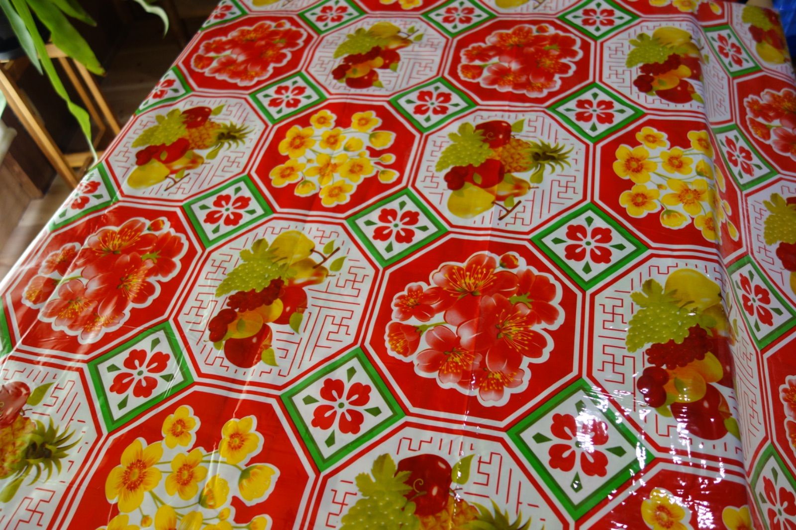 ベトナム製ビニールテーブルクロス.祝福柄】人気柄/レトロ柄/ベトナム