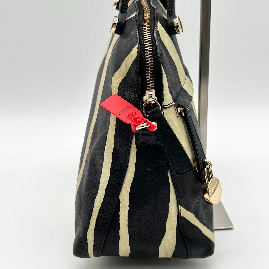 美品】FURLA PIPER ハンドバッグ 2way ハーフムーン ゼブラ柄 美品】FURLA PIPER ハンドバッグ 2way ハーフムーン ゼブラ柄