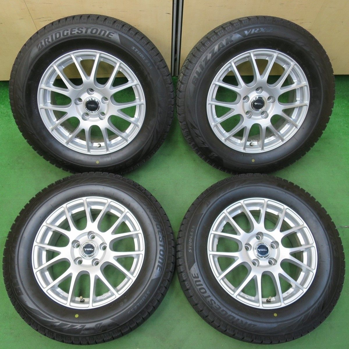 バリ溝！キレイ！8.5分☆スタッドレス 215/65R16 ブリヂストン