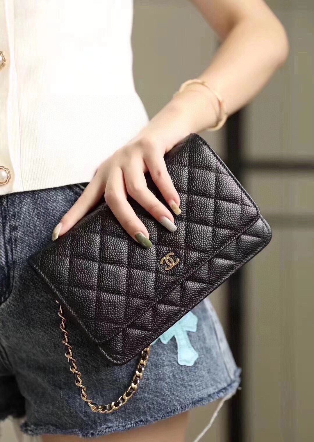 CHANEL ベージュと黒のレザーシューズ 今日特価】Chanel 香奈儿 黒色 20x14cm キャビアレザー WOC