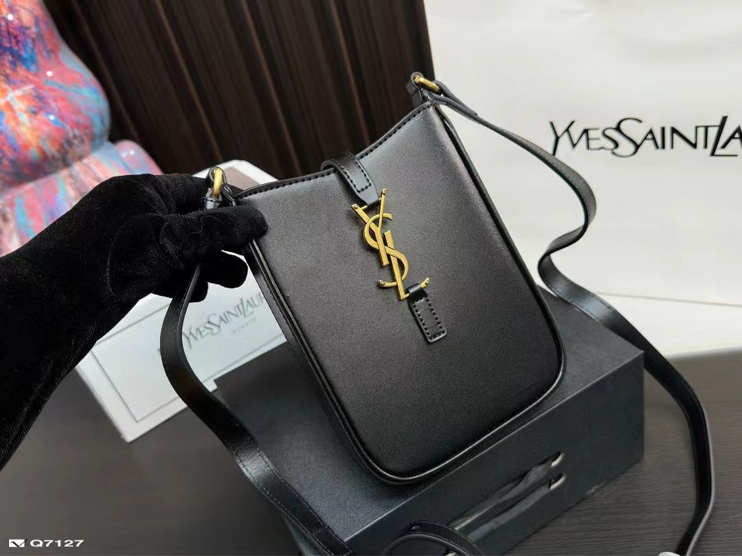 ｛希少逸品｝SAINT LAURENT サンローラン レザー ショルダーバッグ