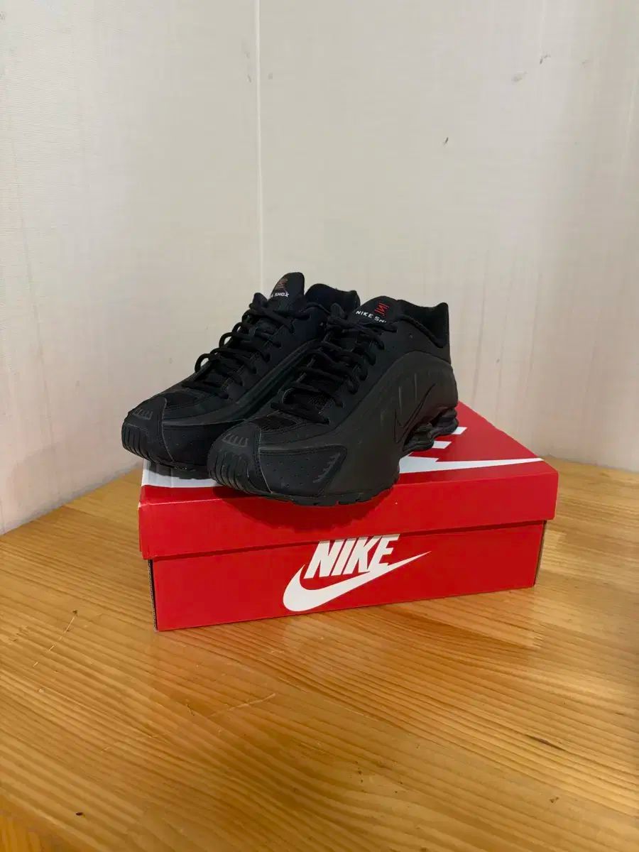 ナイキ ショックス R4 ブラック ブライト クリムゾン 280