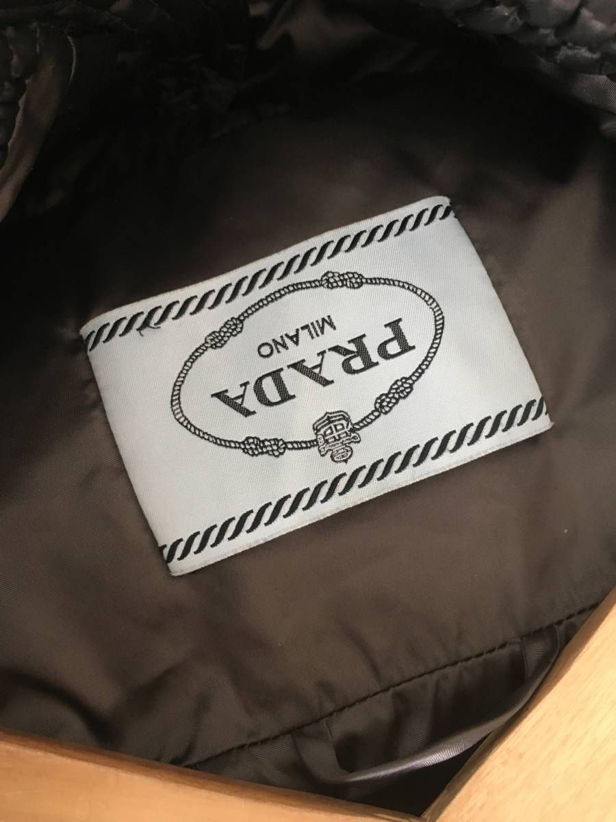 ☆送料関税込☆PRADA 三角ロゴ フードロングダウンジャケット☆ 三角ロゴがポイント！PRADA(プラダ)のダウンジャケットが使える