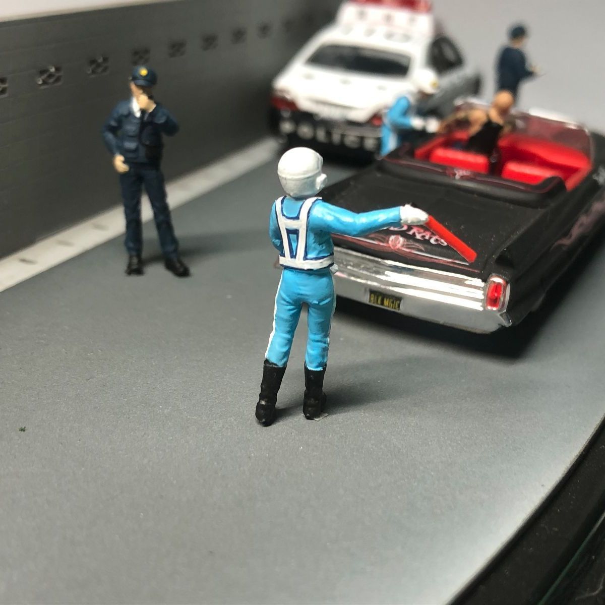 1/64の警察官4 交通機動隊員風 ミニカーフィギュア - メルカリ