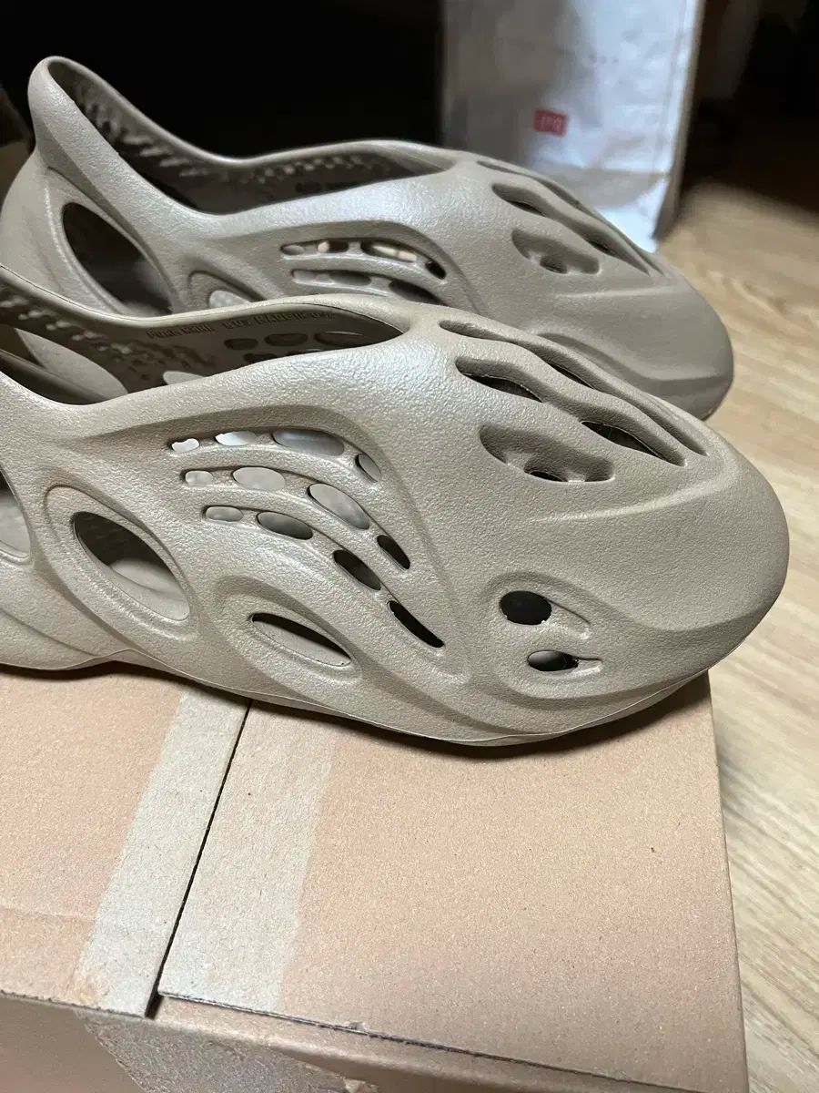 アディダス イージー フォームランナー クレー トープ 26.5