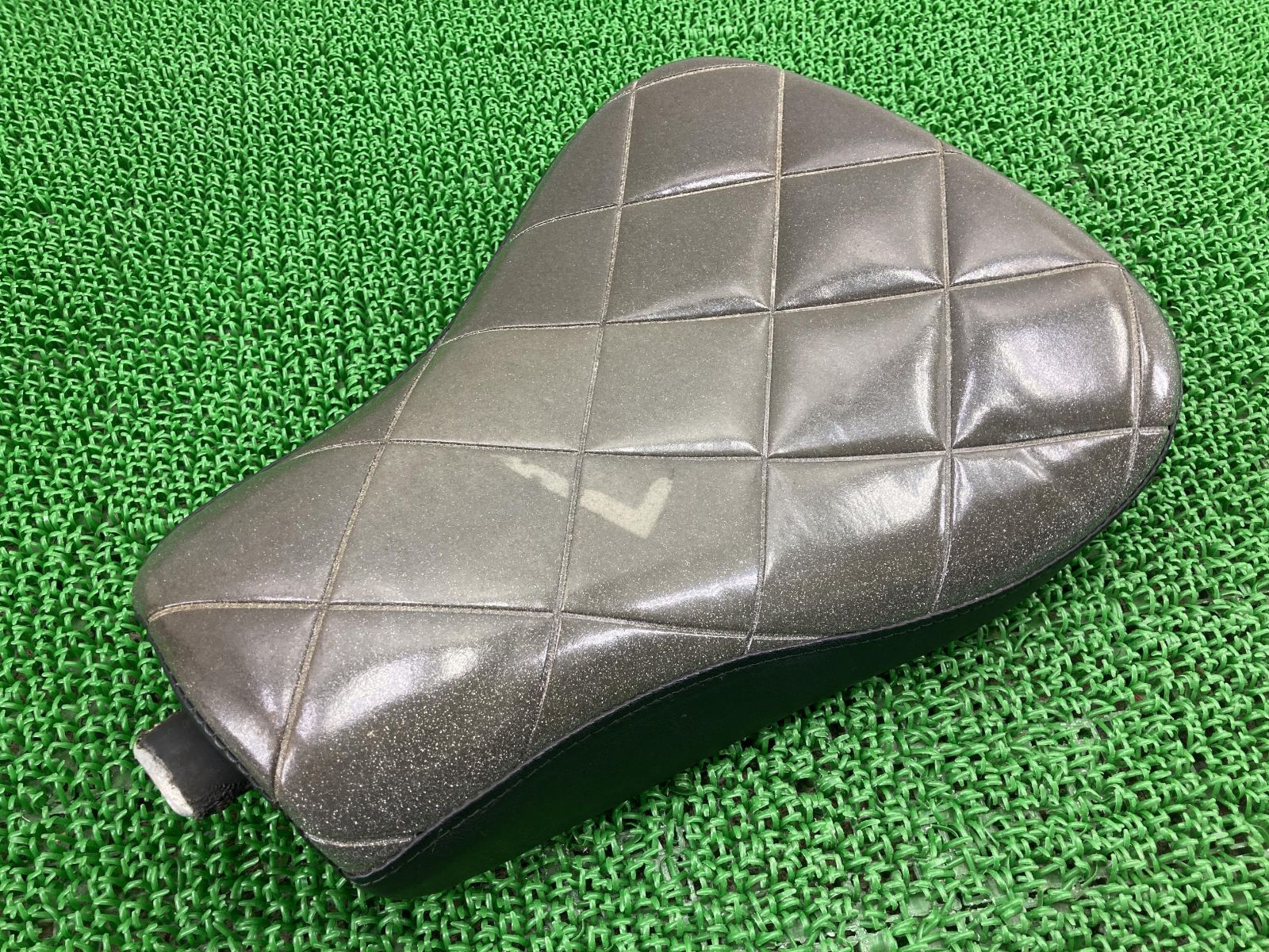 XL1200V シート 52000051 ハーレー 純正 中古 2013年式外し オプション メタルフレークソロシート 10年～スポーツスター 破れ無し