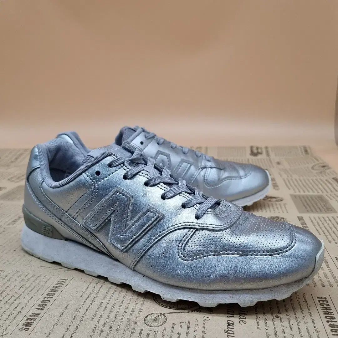 【雷市場（ポンジャン）商品韓国直送】New Balance(ニューバランス) 996 シルバー レディーススニーカー 240