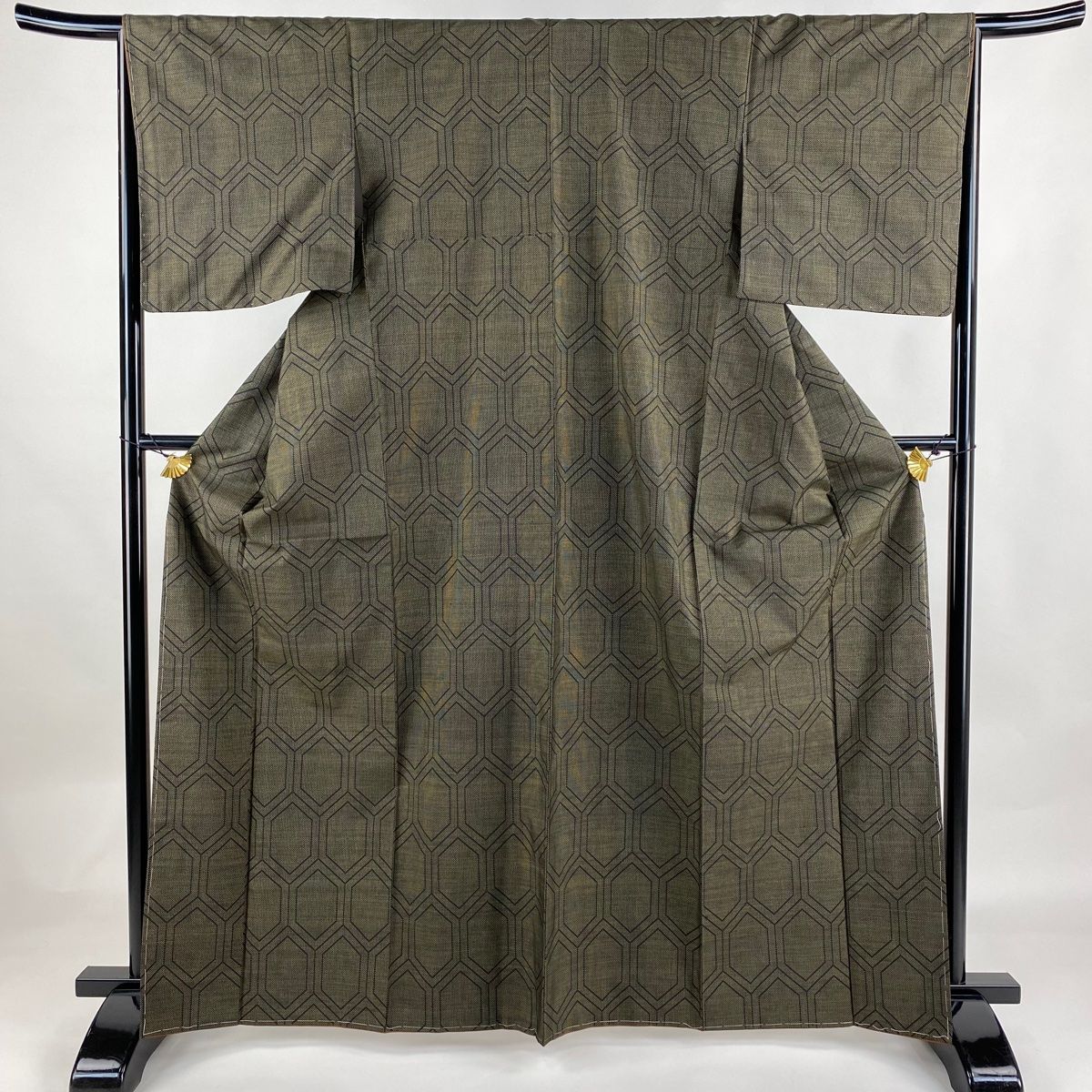 紬 身丈165.5cm 裄丈66cm M 袷 証紙 亀甲 茶緑色 正絹 秀品