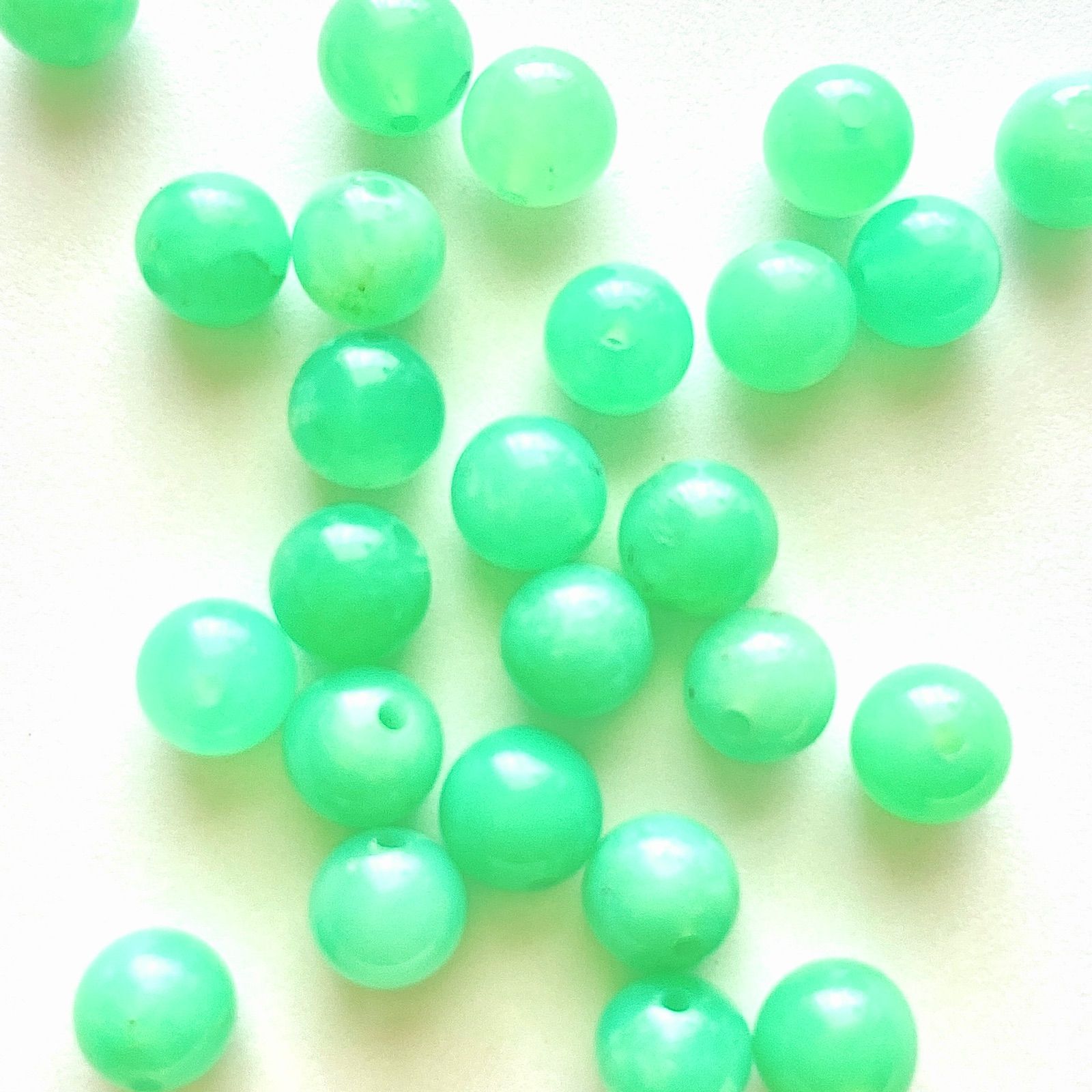 天然石☆クリソプレーズ 6mm【5ヶ】高品質　Chrysoprase 緑玉髄　緑翠　翠緑玉　＊勇気　チャレンジ　勝負　集中　自信＊　パワーストーン　 ハンドメイド用　丸玉ビーズ　穴あり　つぶ売りバラ売り　クリアランスセール　匿名発送　送料無料