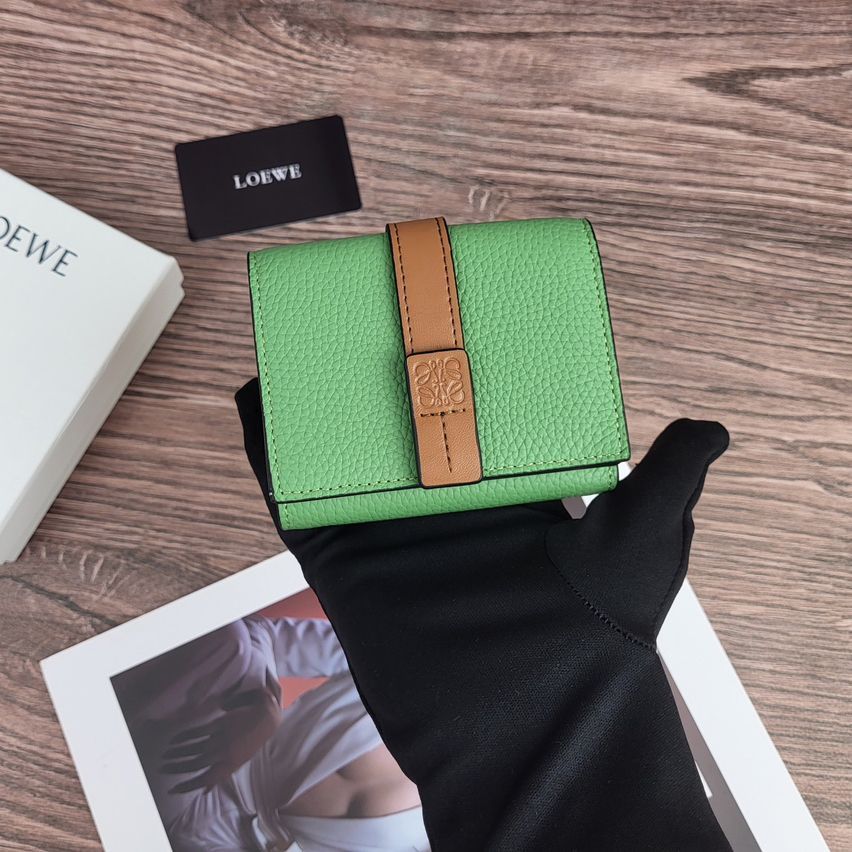 新品未使用】ロエベ（Loewe）三つ折り財布 牛革 グリーン ブラウン