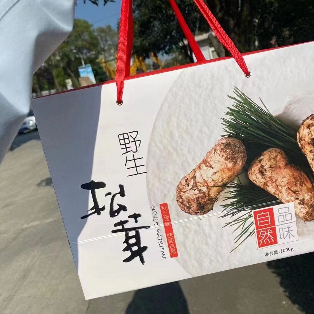 全国送料無料！鮮度抜群大好評中国シャングリラ産天然松茸　つぼみL 1kg箱入り 松茸【つぼみ】1kg【特選ギフト】 2024 中国 シャングリラ産 秋
